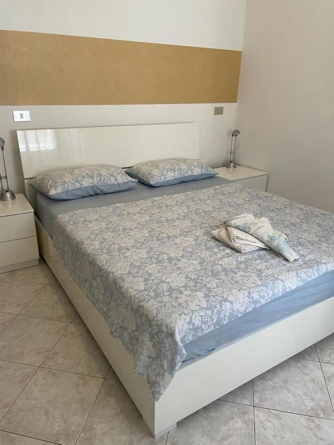 Marilyn House Apartment Desenzano del Garda Bagian luar foto