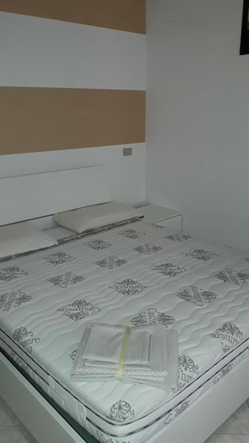 Marilyn House Apartment Desenzano del Garda Bagian luar foto